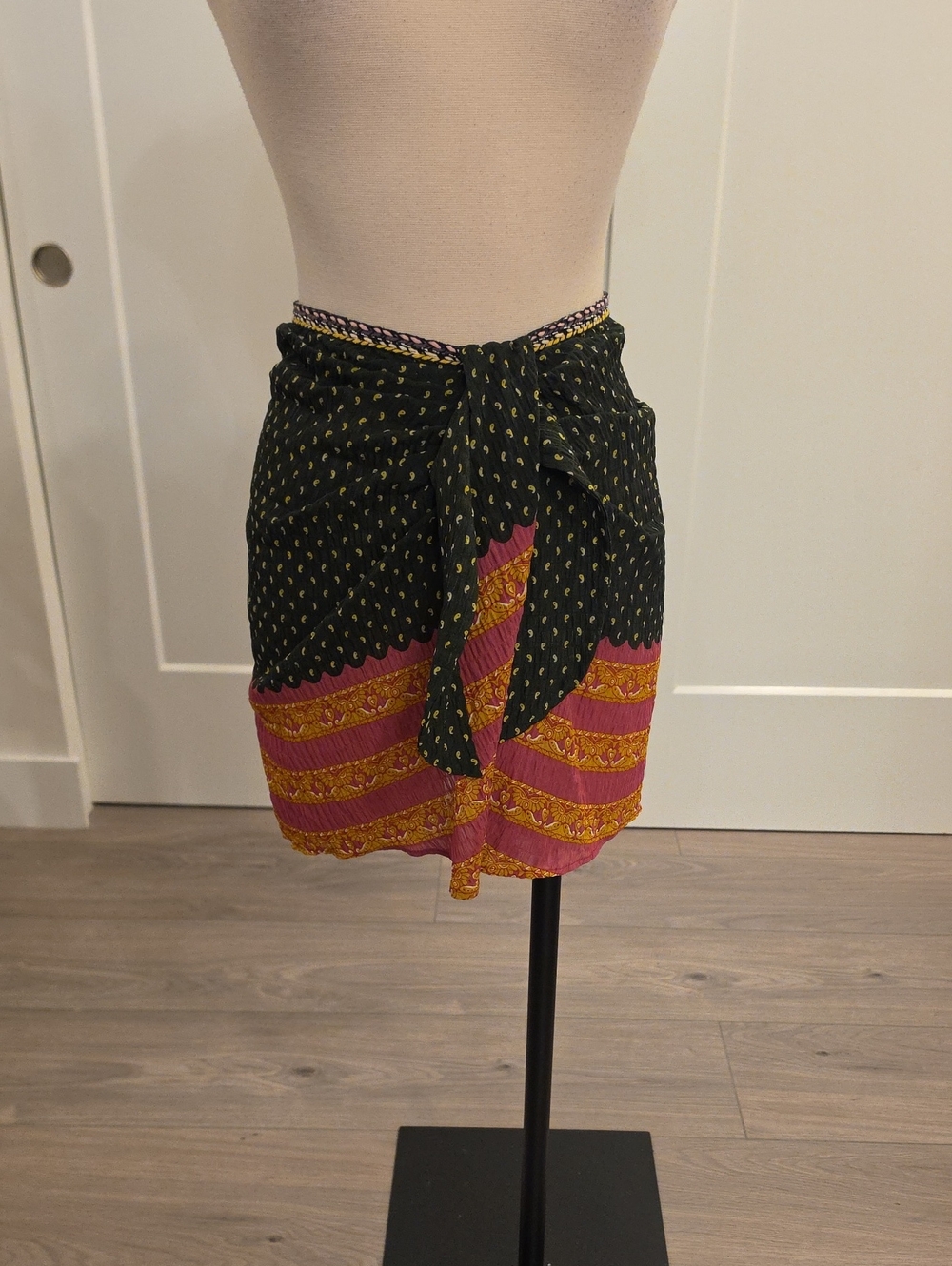 Zara faux Wrap Mini Skirt black w/Pink &Gold Stripe Trim size M like new
